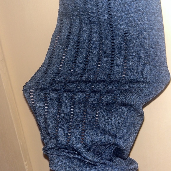 Navy Blue textured leggings / yoga pants with decorative openings size medium - Picture 5 of 9